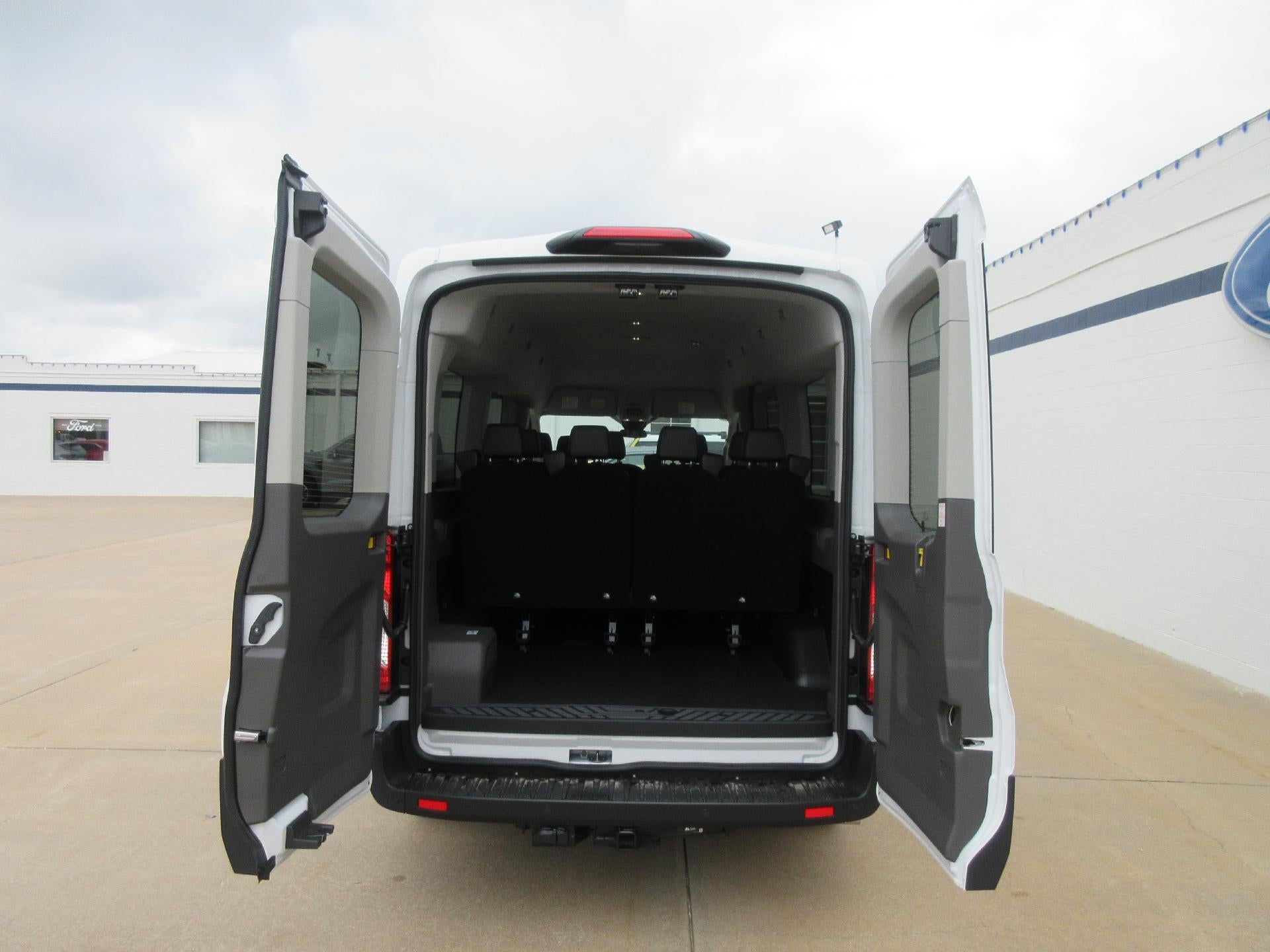 2025 Ford Transit Passenger Wagon T-350 148" Med Roof XL RWD