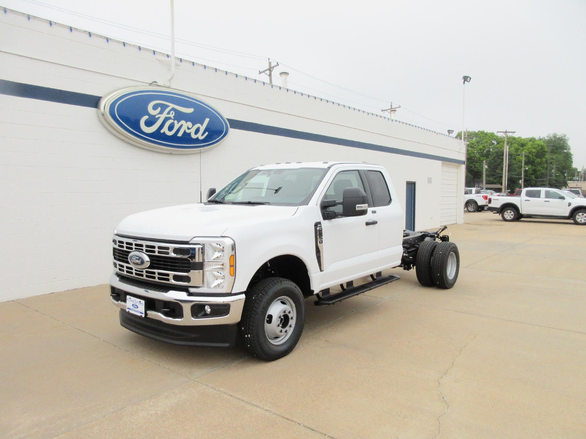 2026 Ford Super Duty F-350 DRW XL 4WD SuperCab 168" WB 60" CA