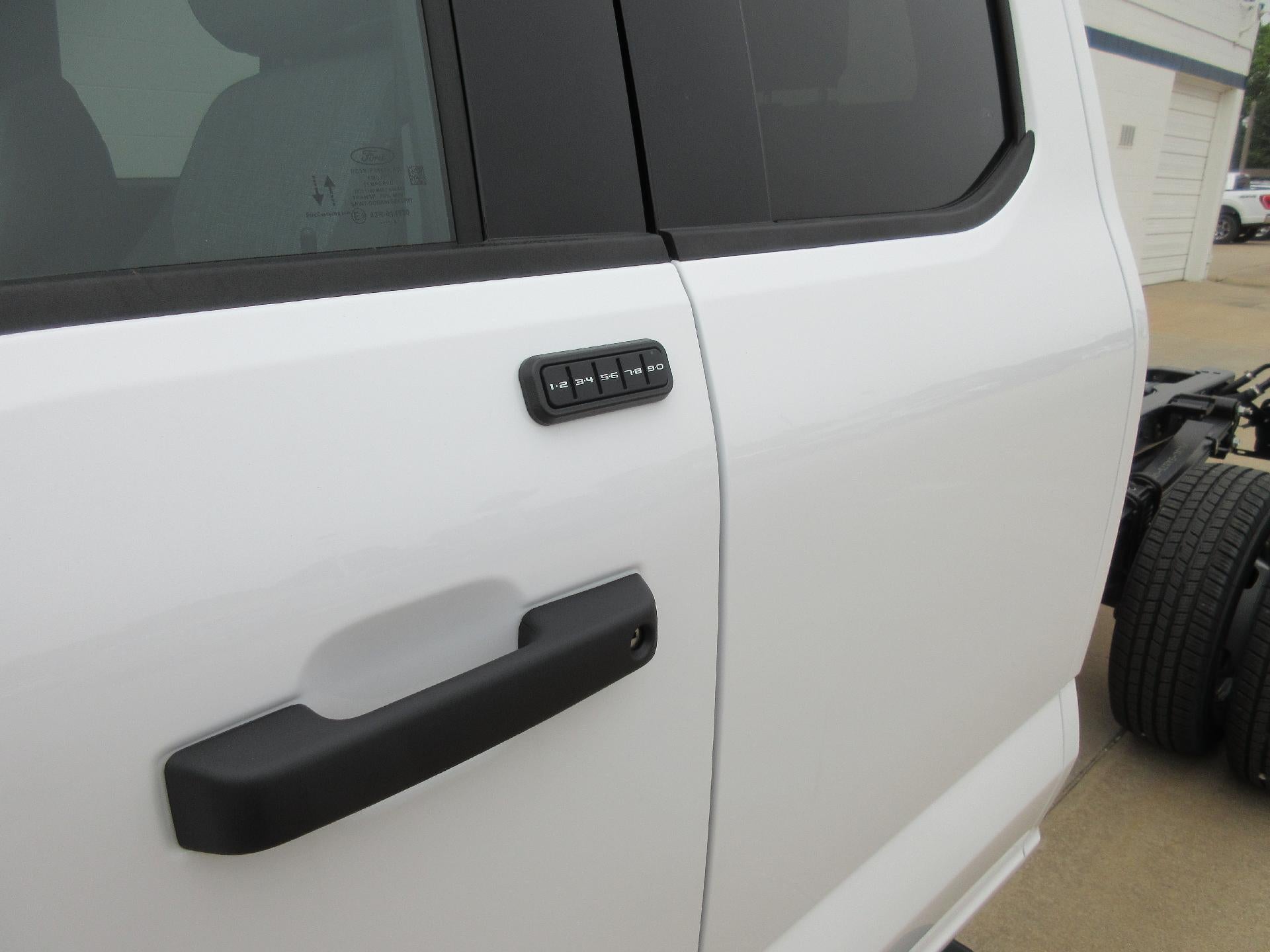2026 Ford Super Duty F-350 DRW XL 4WD SuperCab 168" WB 60" CA