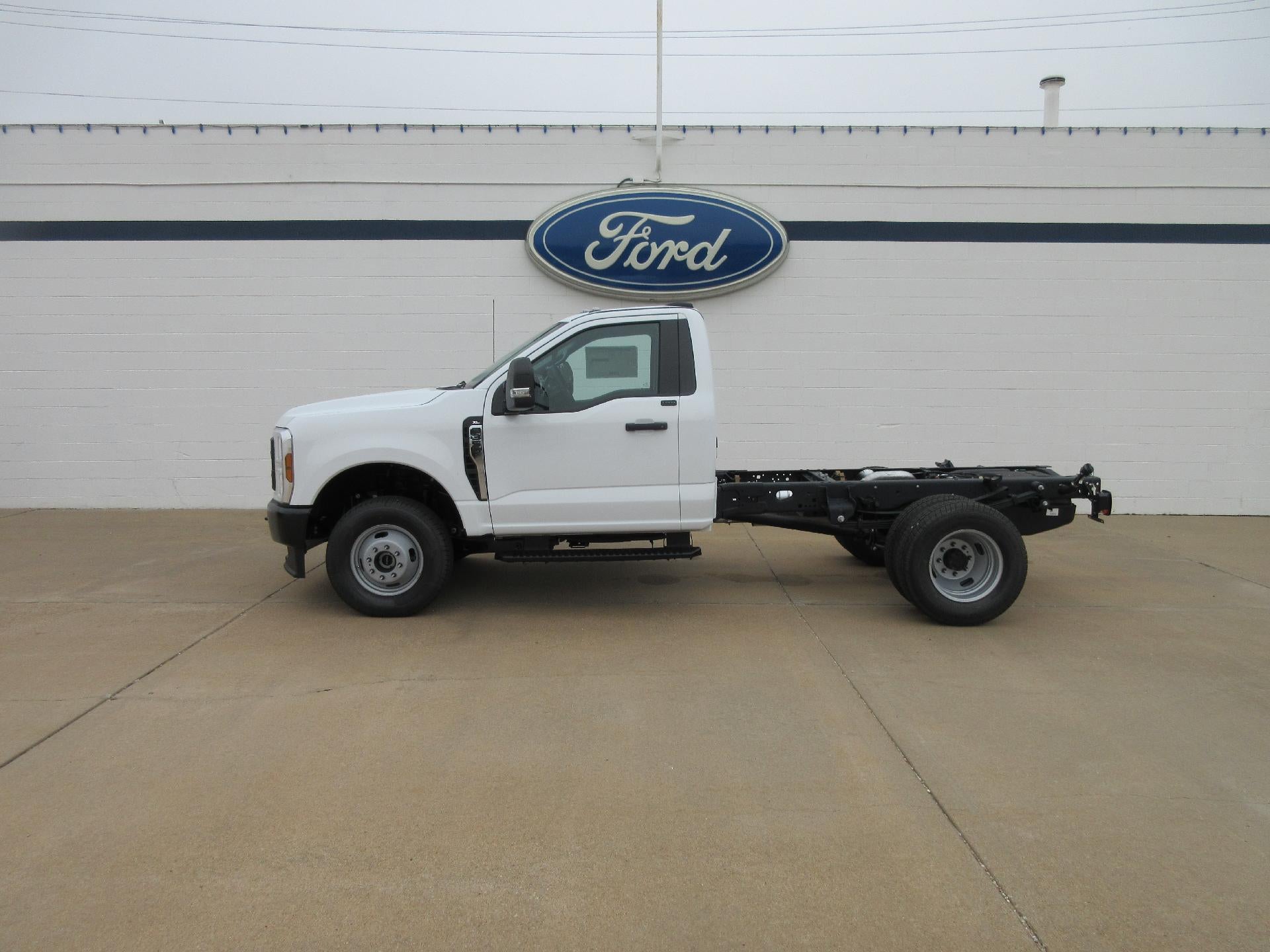2026 Ford Super Duty F-350 DRW XL 4WD Reg Cab 169" WB 84" CA