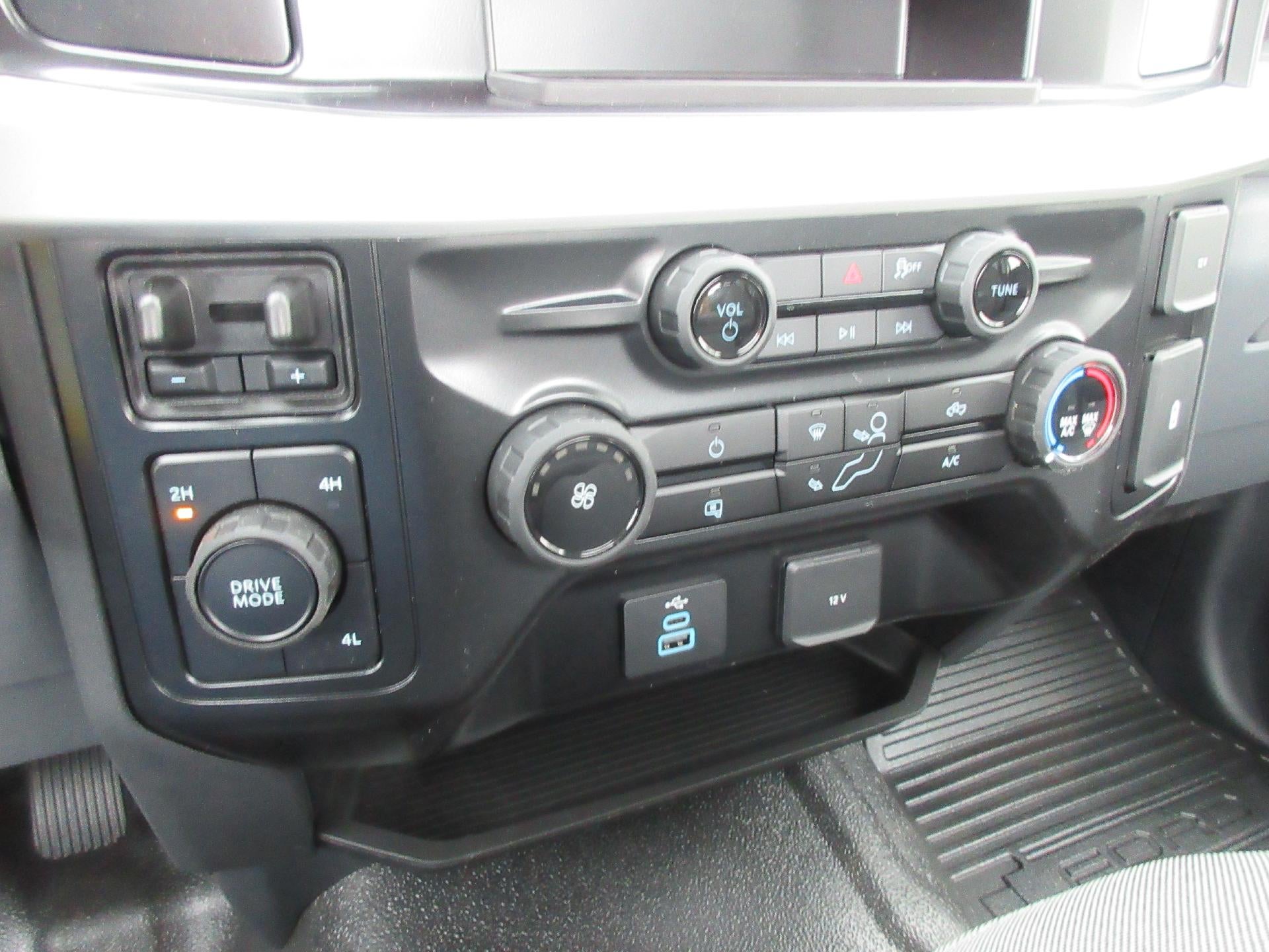 2026 Ford Super Duty F-350 DRW XL 4WD Reg Cab 169" WB 84" CA