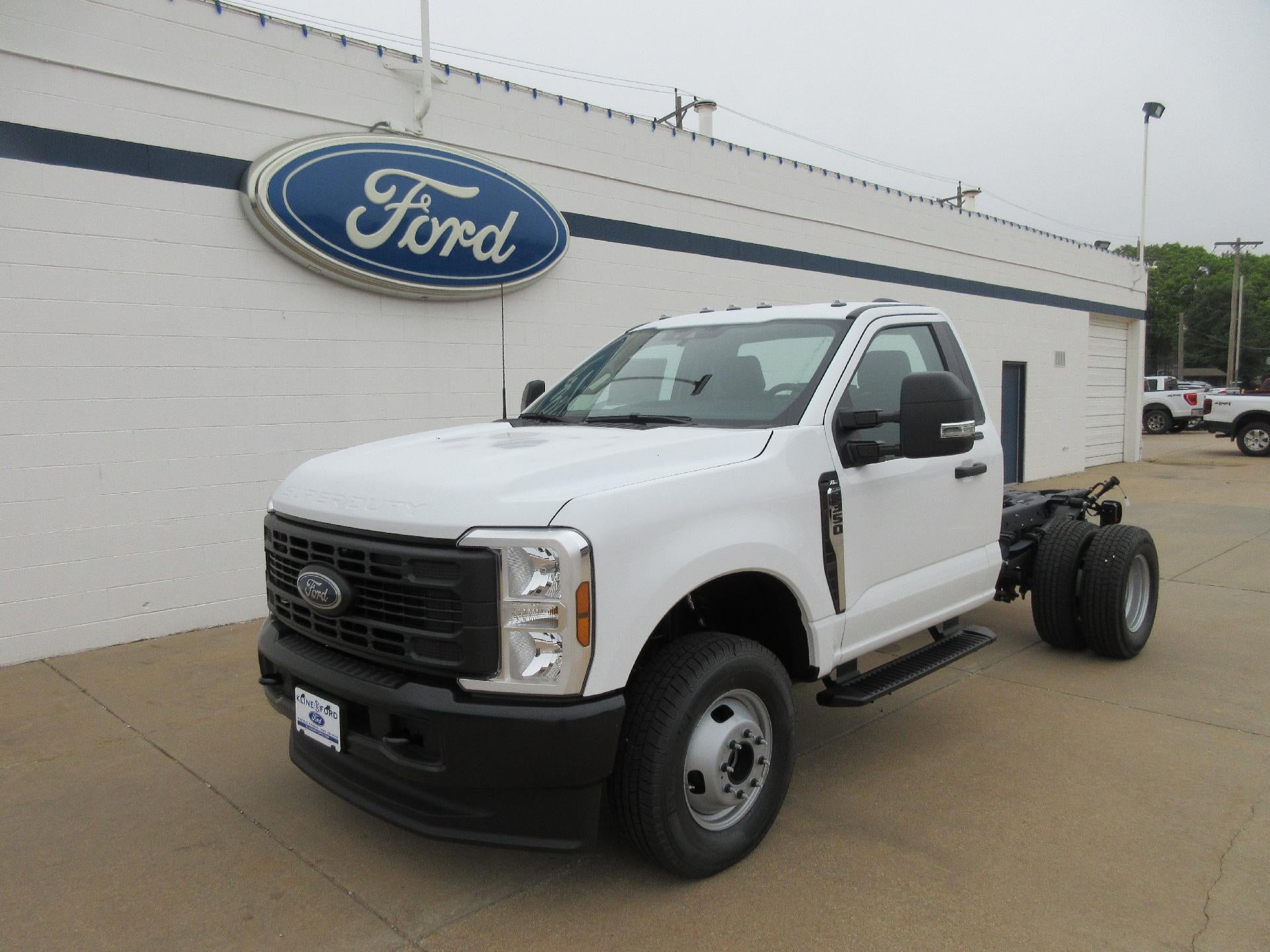 2026 Ford Super Duty F-350 DRW XL 4WD Reg Cab 169" WB 84" CA
