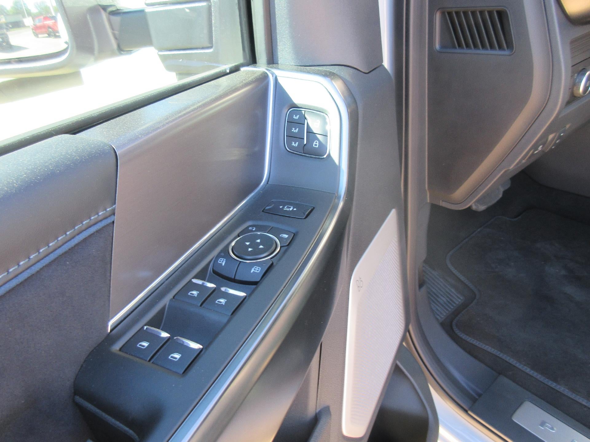 2026 Ford Super Duty F-350 DRW Platinum 4WD Crew Cab 8' Box