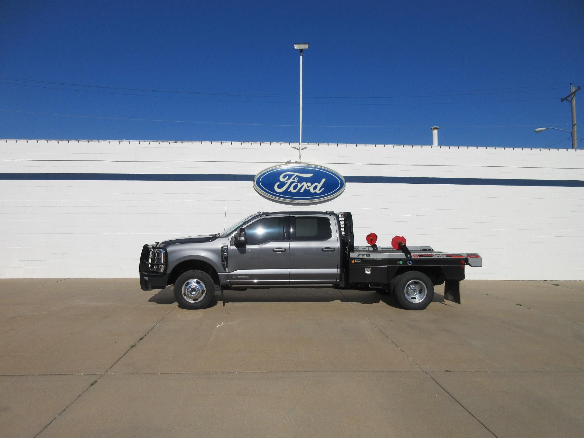 2024 Ford Super Duty F-350 DRW LARIAT 4WD Crew Cab 8' Box