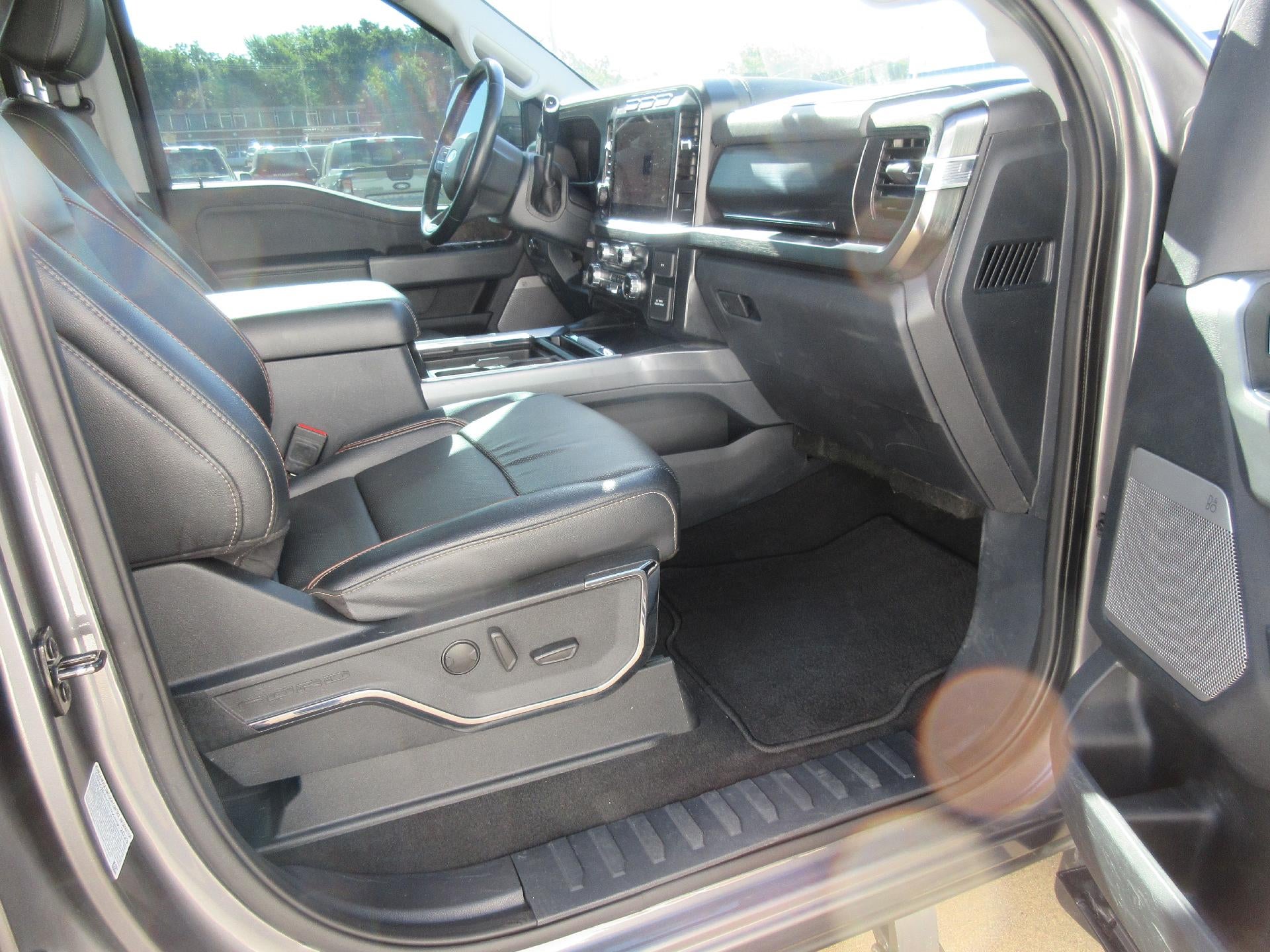 2024 Ford Super Duty F-350 DRW LARIAT 4WD Crew Cab 8' Box
