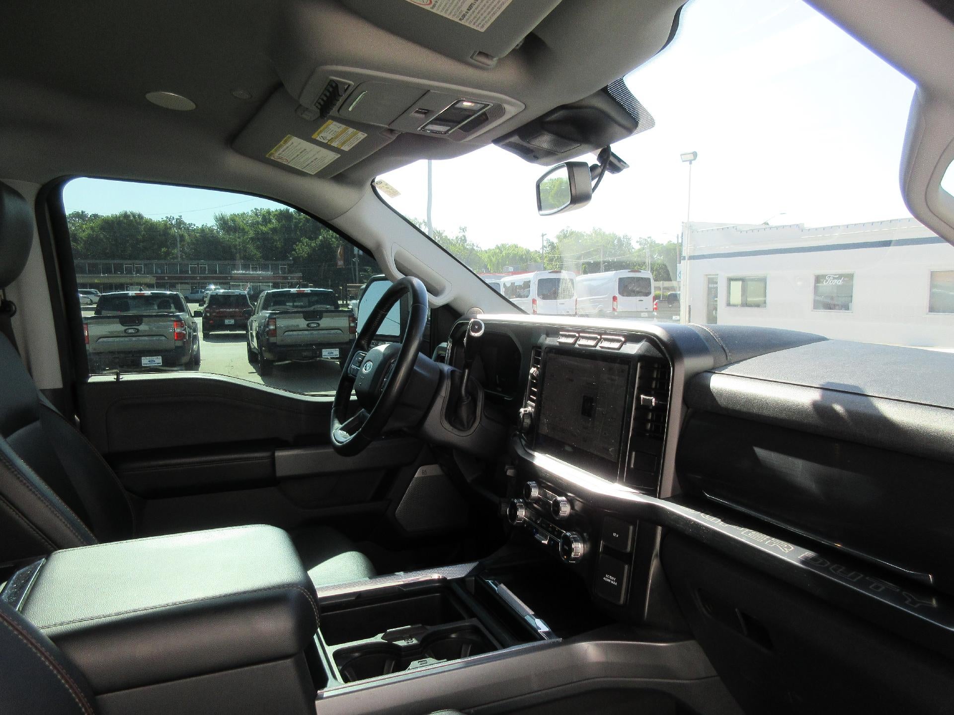 2024 Ford Super Duty F-350 DRW LARIAT 4WD Crew Cab 8' Box
