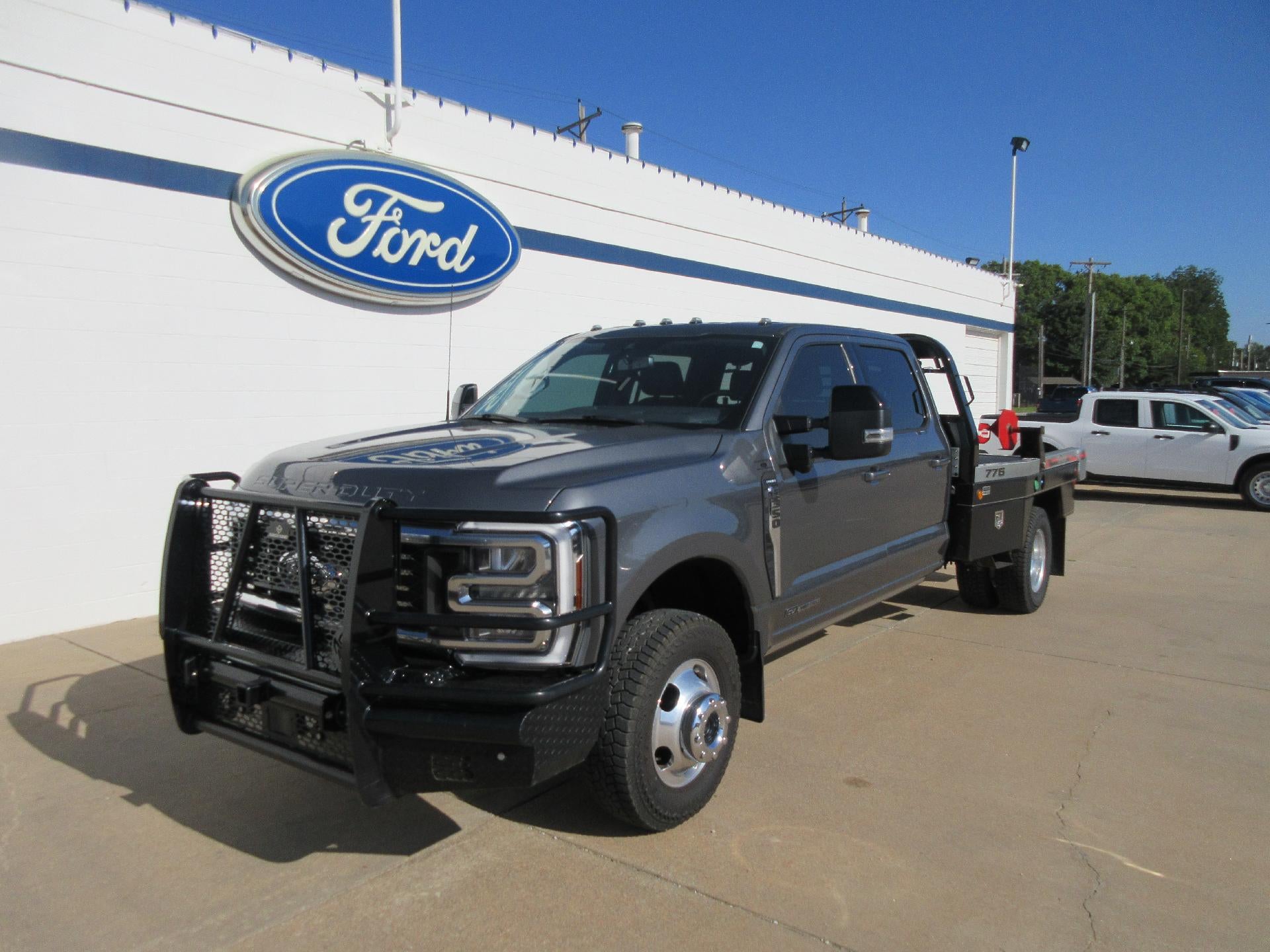 2024 Ford Super Duty F-350 DRW LARIAT 4WD Crew Cab 8' Box