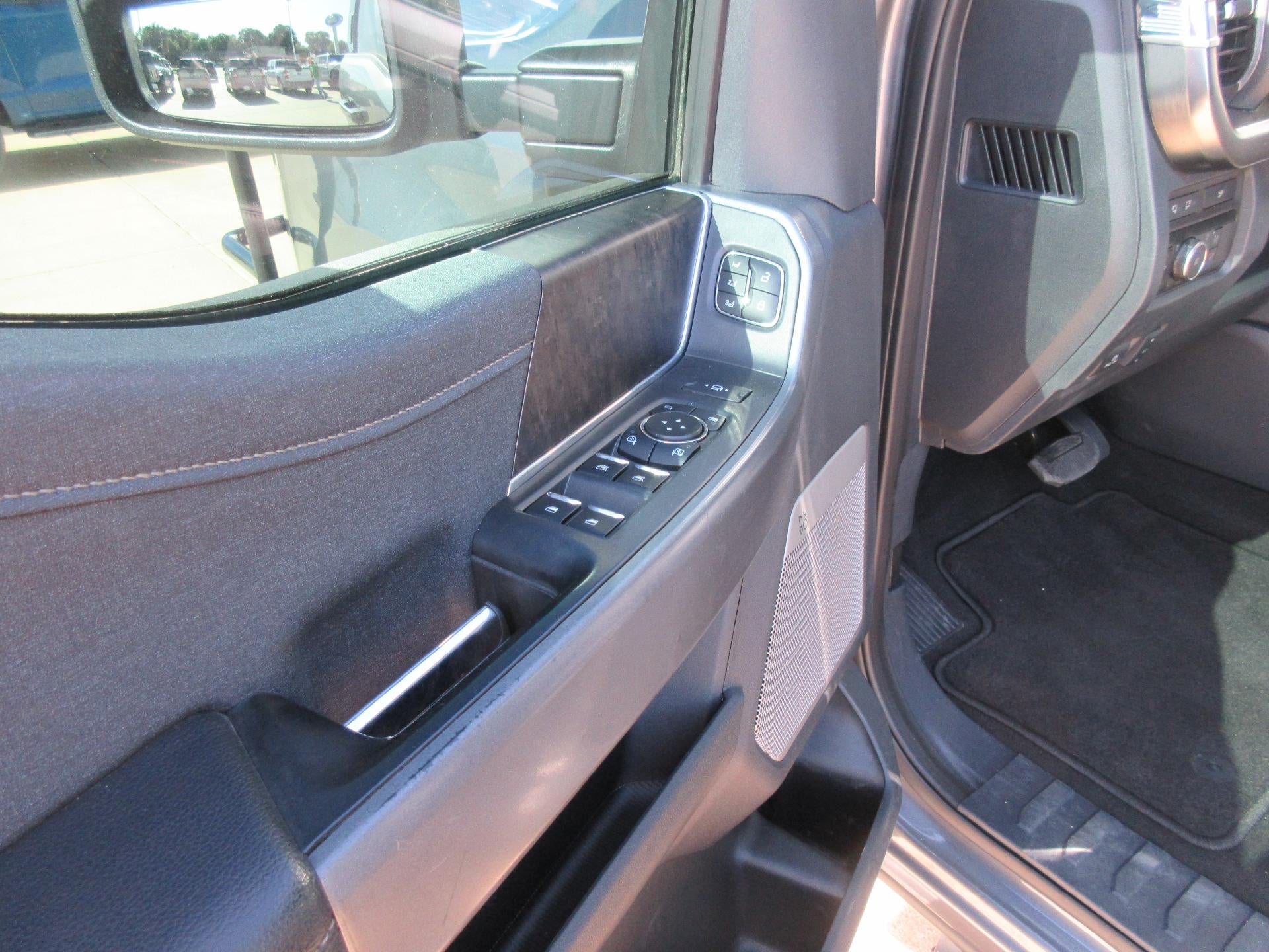 2024 Ford Super Duty F-350 DRW LARIAT 4WD Crew Cab 8' Box