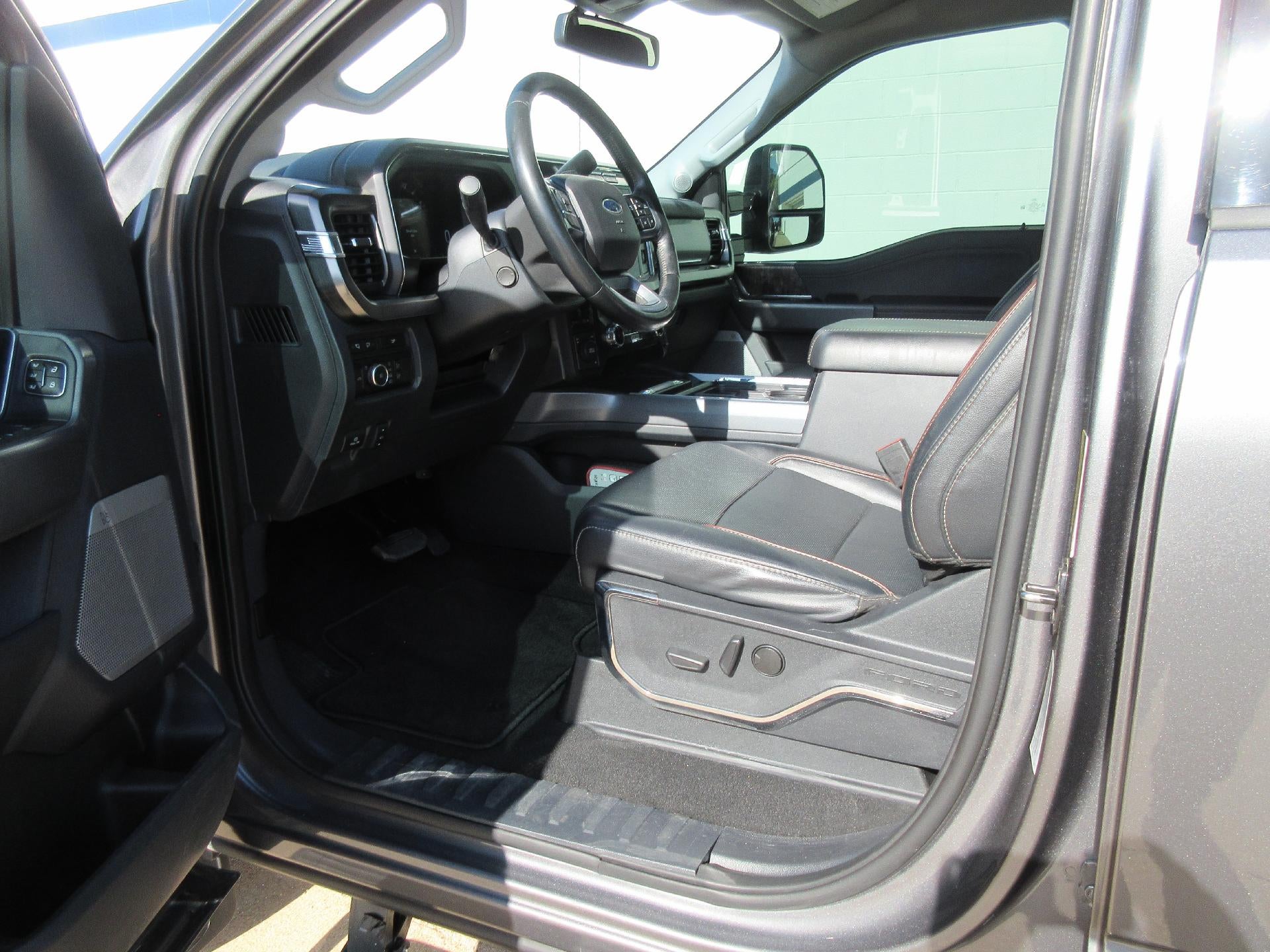 2024 Ford Super Duty F-350 DRW LARIAT 4WD Crew Cab 8' Box