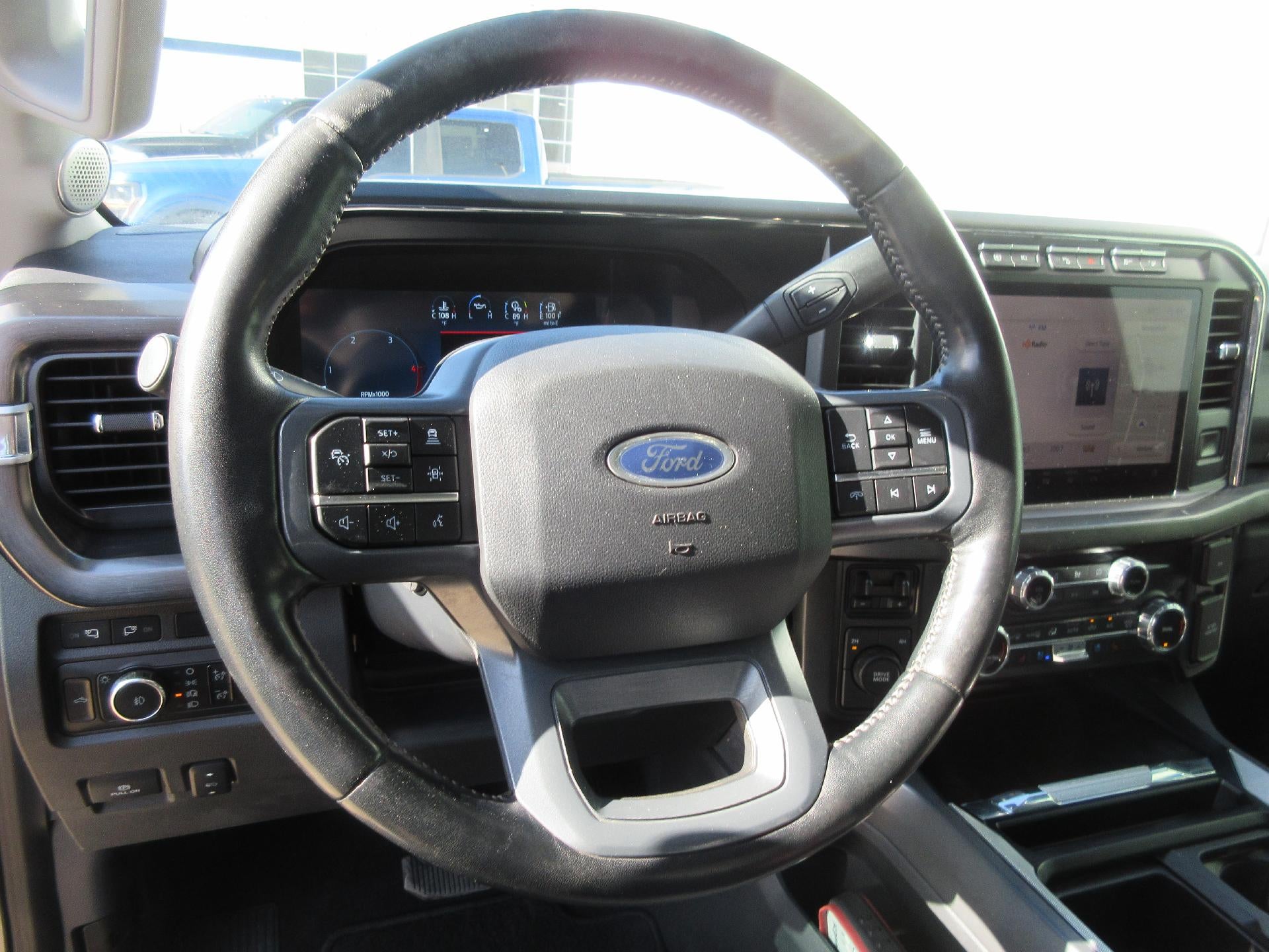 2024 Ford Super Duty F-350 DRW LARIAT 4WD Crew Cab 8' Box