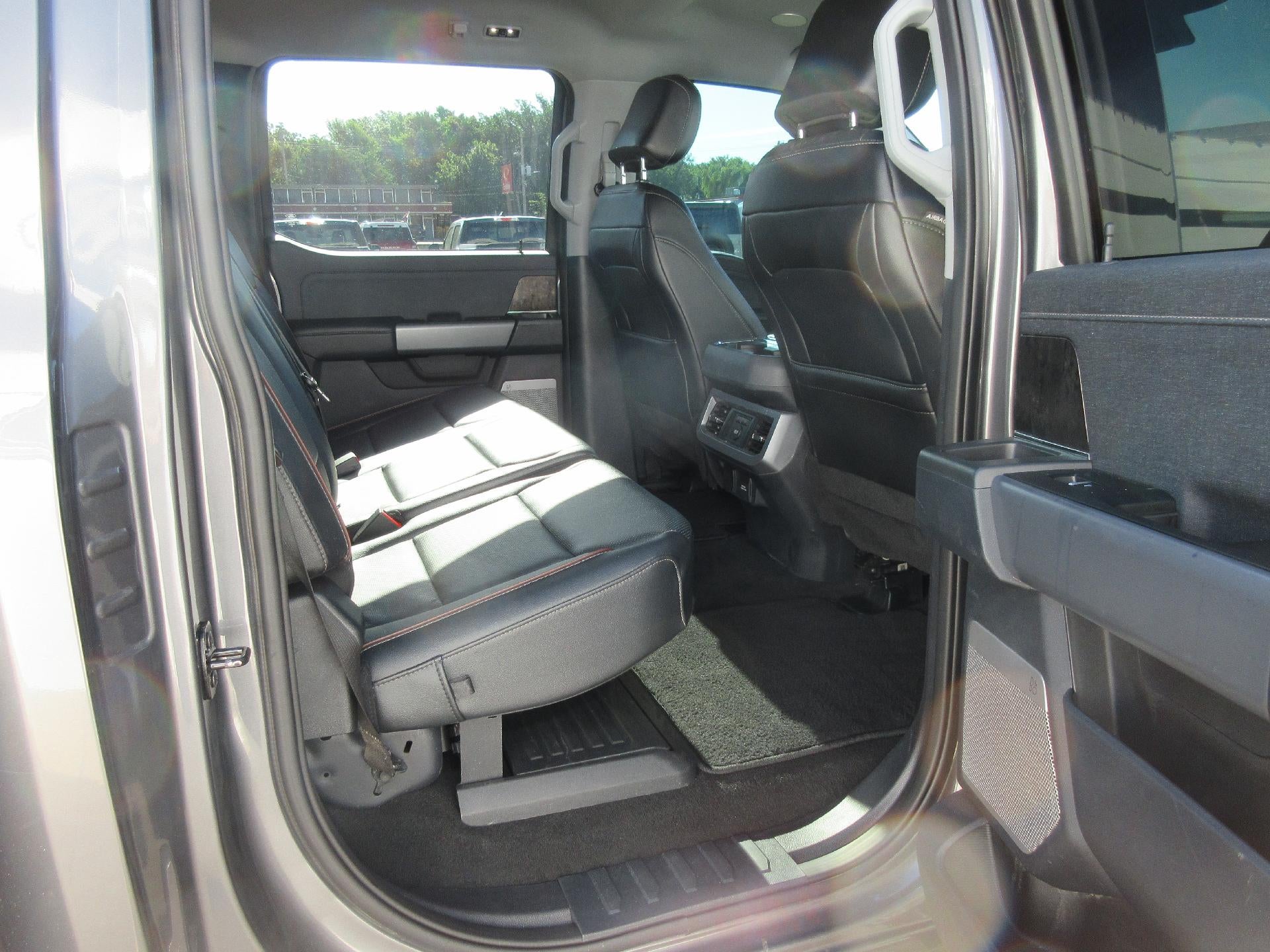 2024 Ford Super Duty F-350 DRW LARIAT 4WD Crew Cab 8' Box