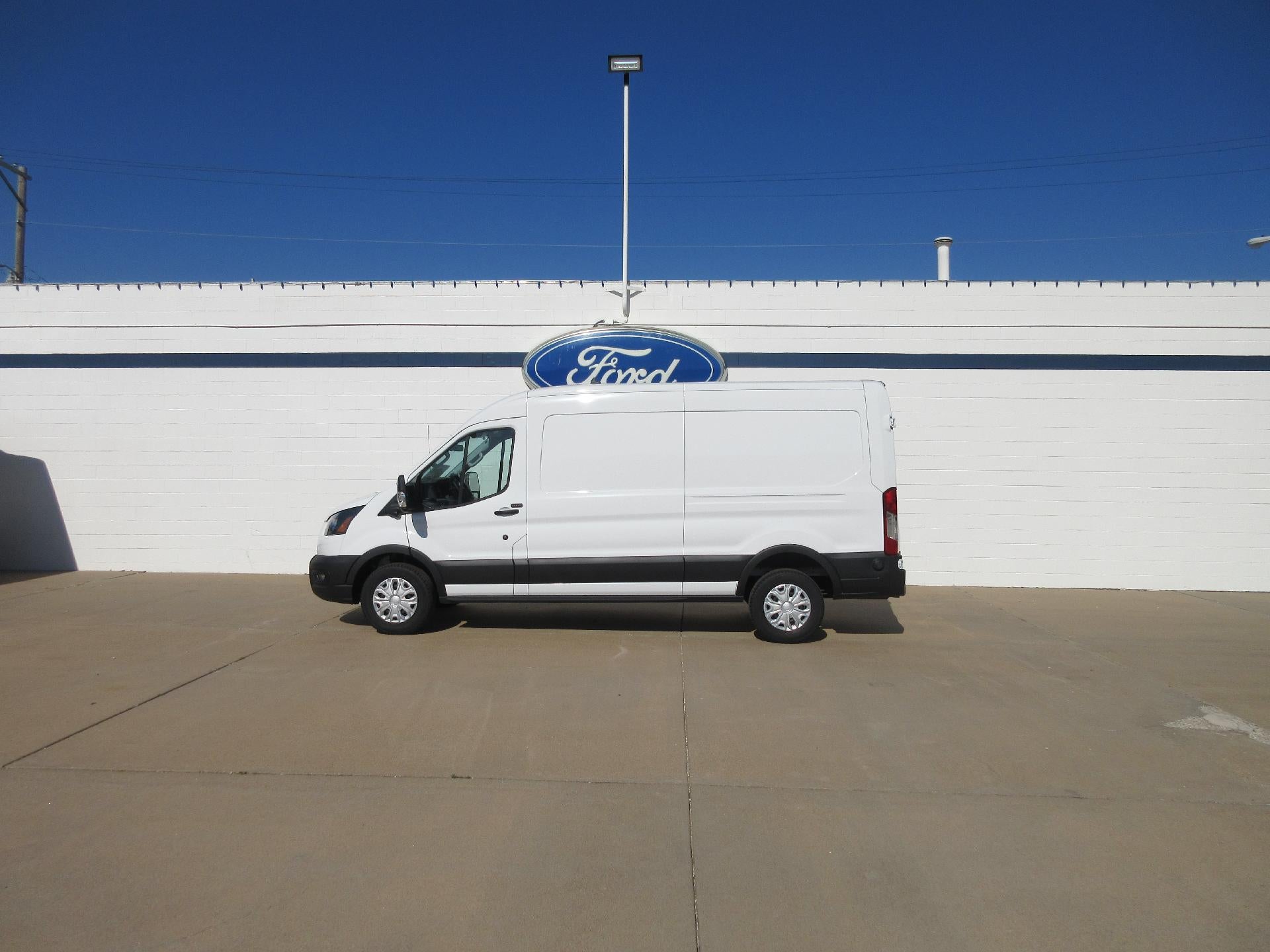 2025 Ford Transit Cargo Van T-250 148" Med Rf 9070 GVWR RWD